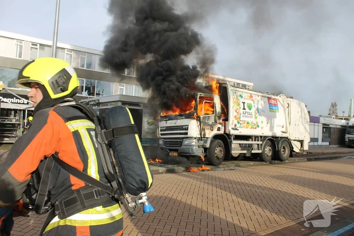 Cabine van vuilniswagen volledig uitgebrand