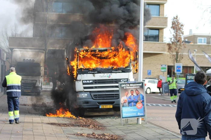 Cabine van vuilniswagen volledig uitgebrand