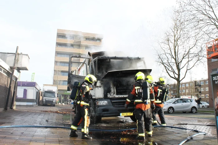 Cabine van vuilniswagen volledig uitgebrand