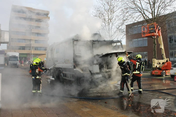 Cabine van vuilniswagen volledig uitgebrand