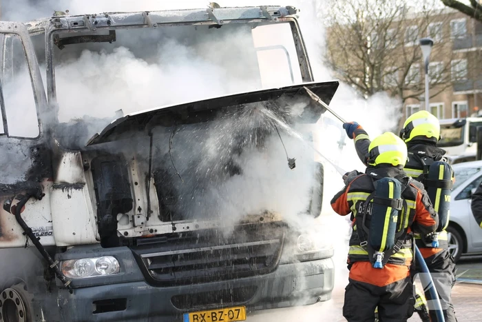 Cabine van vuilniswagen volledig uitgebrand