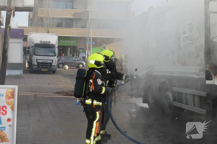 Cabine van vuilniswagen volledig uitgebrand