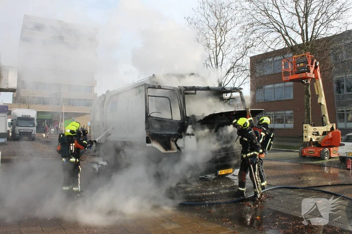 Cabine van vuilniswagen volledig uitgebrand