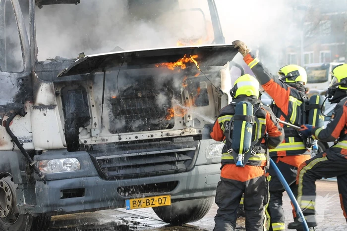 Cabine van vuilniswagen volledig uitgebrand