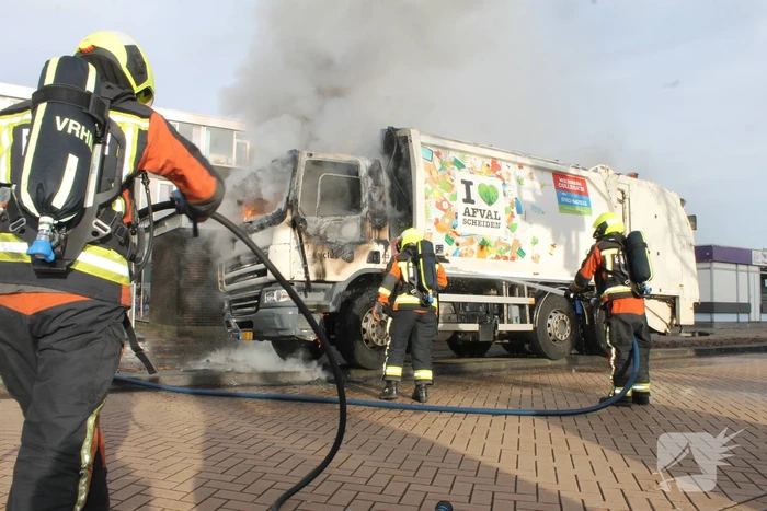 Cabine van vuilniswagen volledig uitgebrand