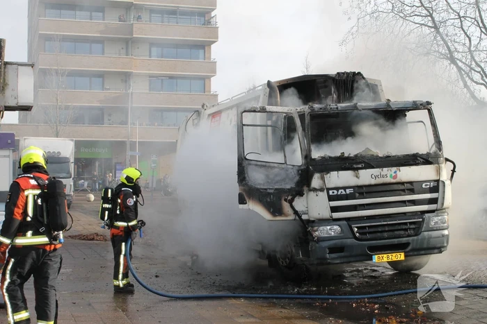 Cabine van vuilniswagen volledig uitgebrand