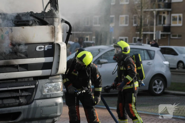 Cabine van vuilniswagen volledig uitgebrand