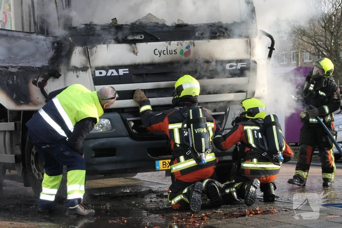 Cabine van vuilniswagen volledig uitgebrand