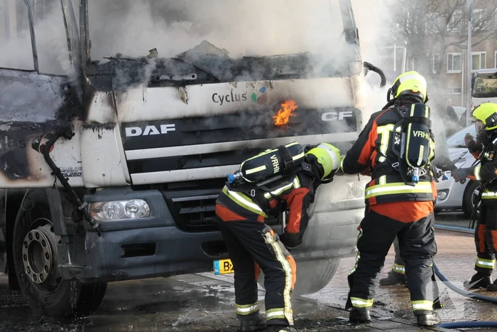 Cabine van vuilniswagen volledig uitgebrand