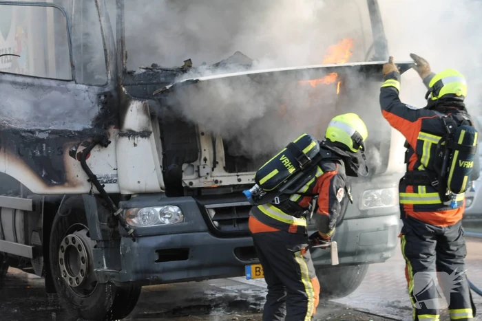 Cabine van vuilniswagen volledig uitgebrand