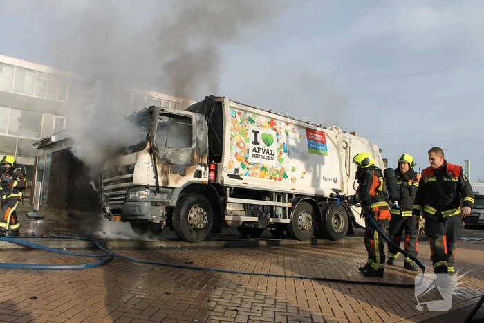 Cabine van vuilniswagen volledig uitgebrand