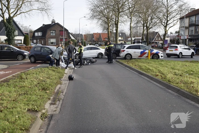 Scooterrijdster gewond bij aanrijding