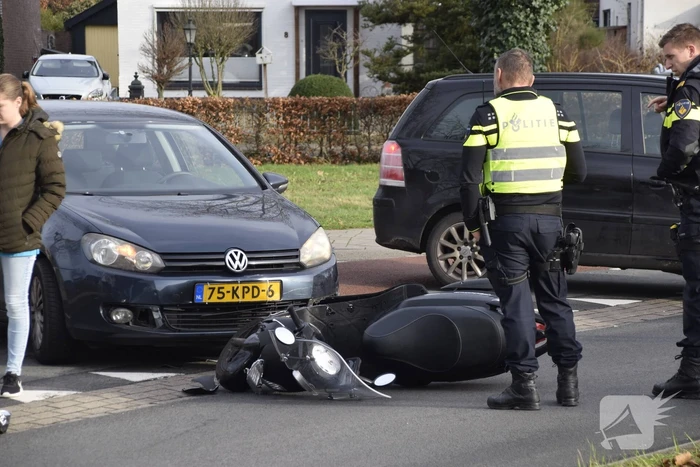 Scooterrijdster gewond bij aanrijding