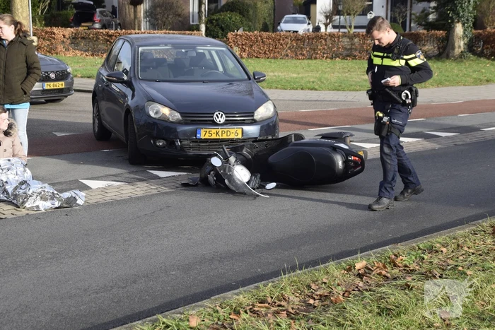 Scooterrijdster gewond bij aanrijding