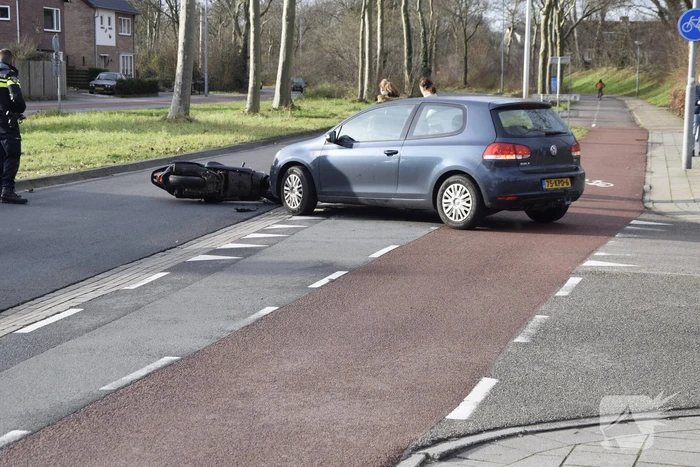 Scooterrijdster gewond bij aanrijding