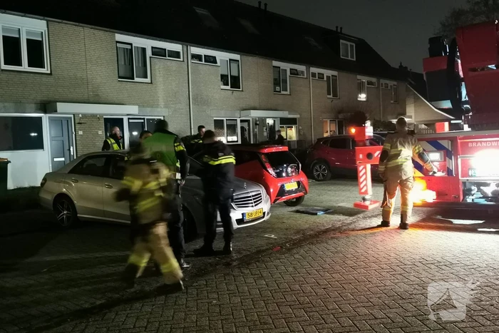 Persoon klimt op dak van woning
