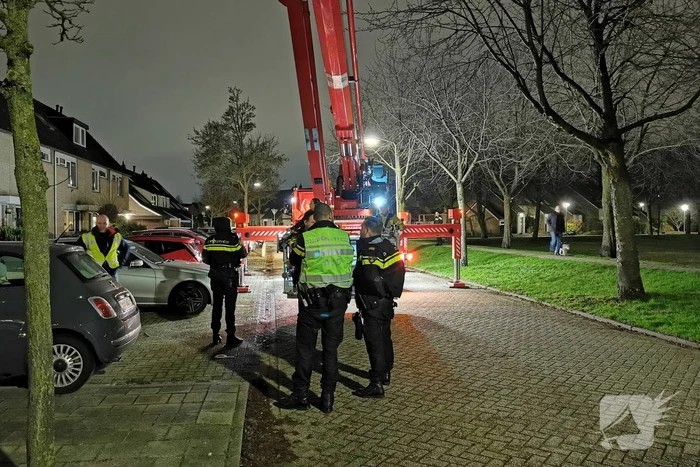 Persoon klimt op dak van woning