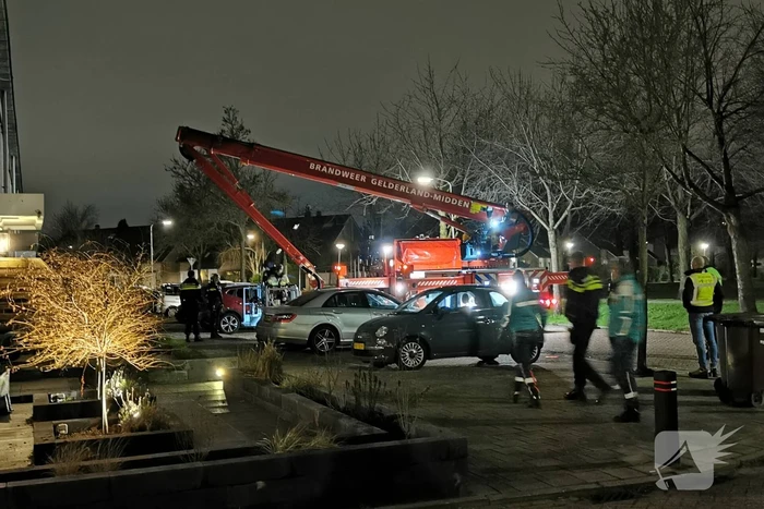 Persoon klimt op dak van woning