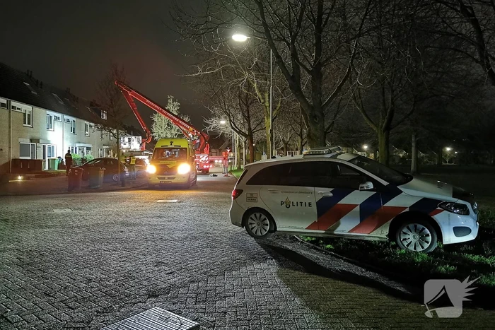 Persoon klimt op dak van woning