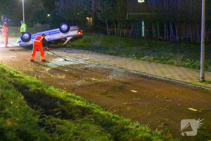Gewonde nadat auto over de kop vliegt