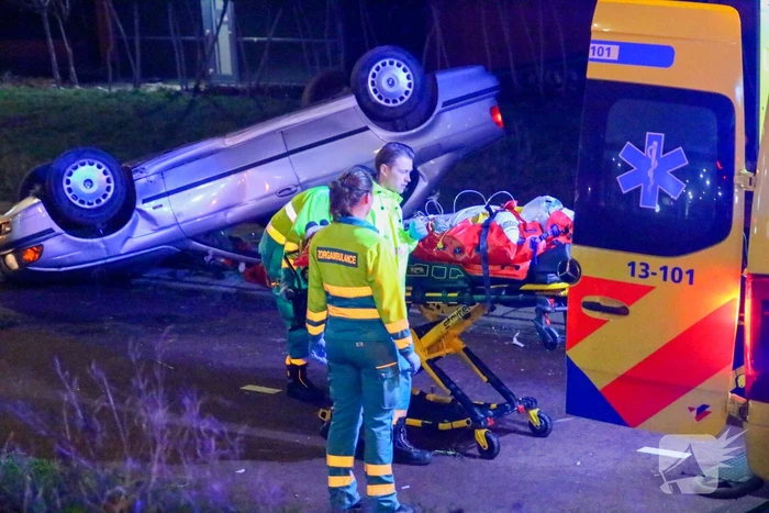 Gewonde nadat auto over de kop vliegt
