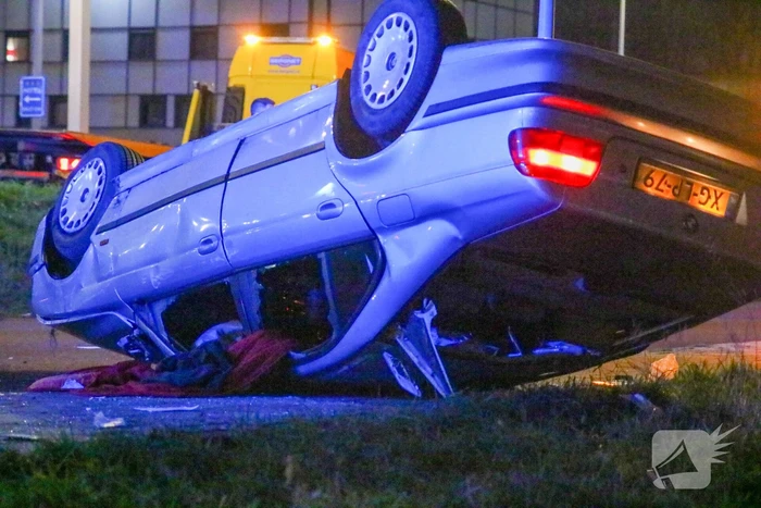 Gewonde nadat auto over de kop vliegt