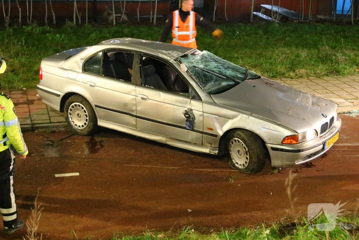 Gewonde nadat auto over de kop vliegt