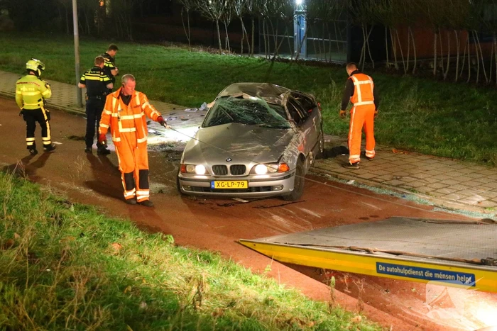 Gewonde nadat auto over de kop vliegt