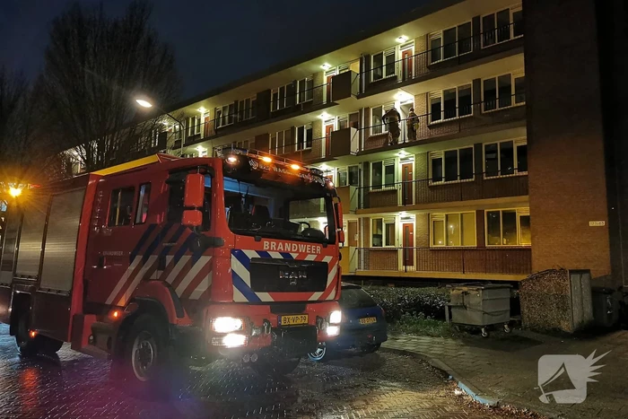 Brandweer verschaft zich toegang tot woning