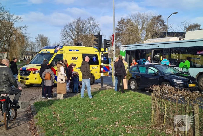 Bus met daarin kinderen raakt personenauto met veel schade tot gevolg