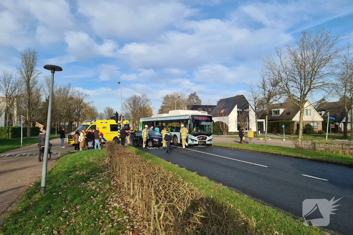 Bus met daarin kinderen raakt personenauto met veel schade tot gevolg