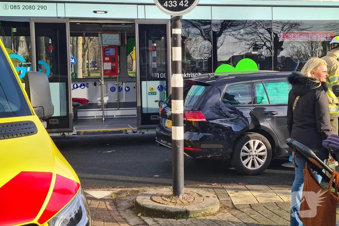 Bus met daarin kinderen raakt personenauto met veel schade tot gevolg