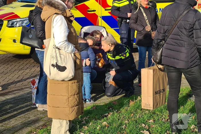 Bus met daarin kinderen raakt personenauto met veel schade tot gevolg