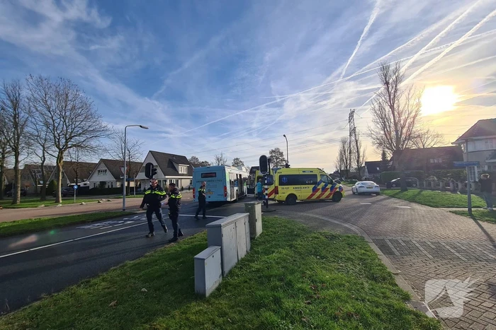 Bus met daarin kinderen raakt personenauto met veel schade tot gevolg
