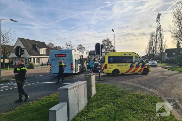 Bus met daarin kinderen raakt personenauto met veel schade tot gevolg