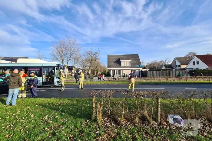 Bus met daarin kinderen raakt personenauto met veel schade tot gevolg