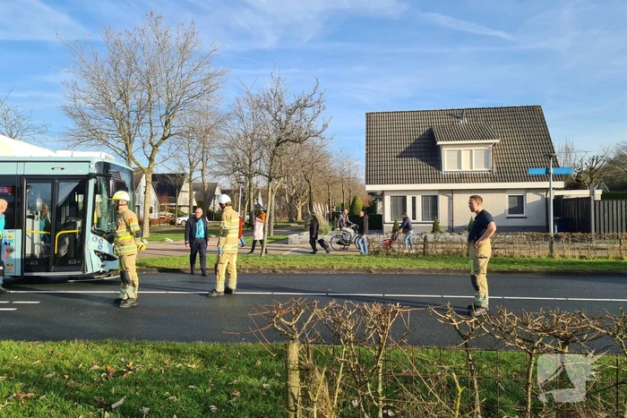 Bus met daarin kinderen raakt personenauto met veel schade tot gevolg