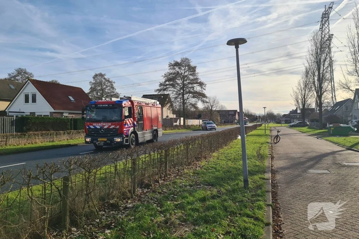 Bus met daarin kinderen raakt personenauto met veel schade tot gevolg