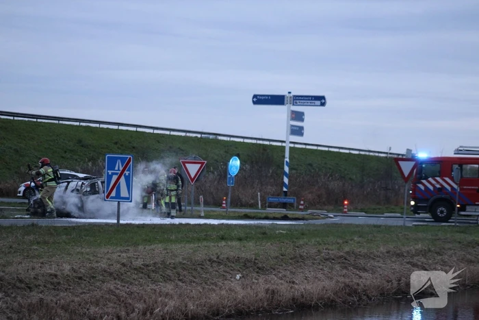 Auto uitgebrand op afrit van snelweg