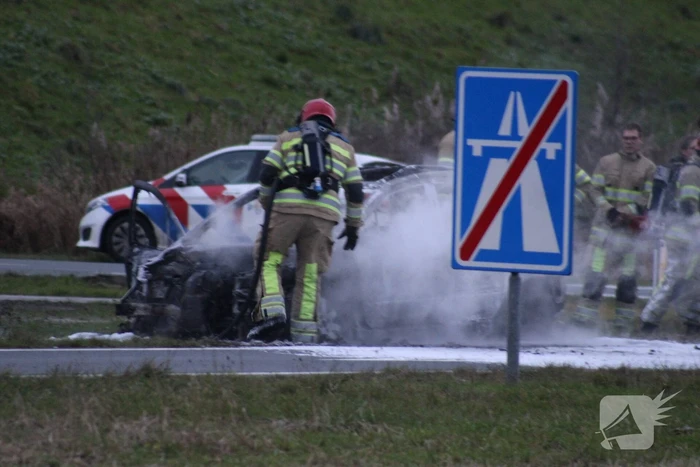 Auto uitgebrand op afrit van snelweg
