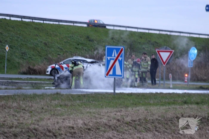 Auto uitgebrand op afrit van snelweg