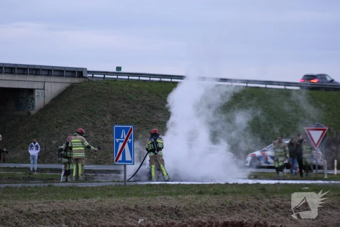 Auto uitgebrand op afrit van snelweg