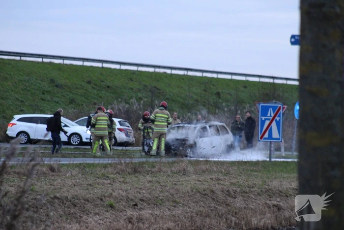 Auto uitgebrand op afrit van snelweg