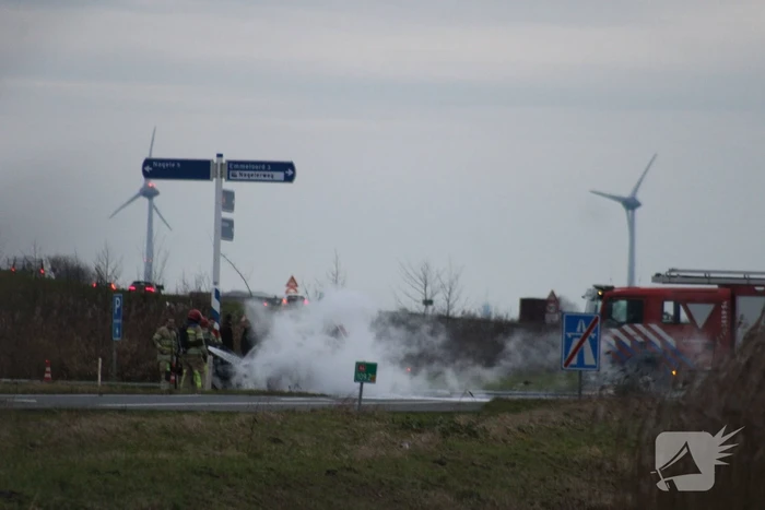 Auto uitgebrand op afrit van snelweg
