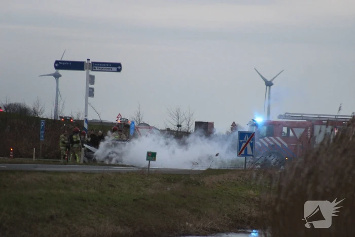 Auto uitgebrand op afrit van snelweg