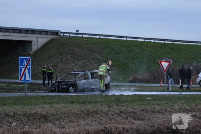 Auto uitgebrand op afrit van snelweg