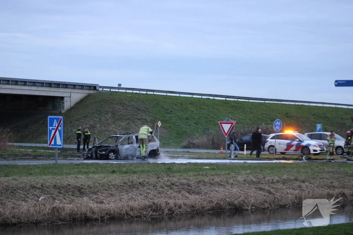 Auto uitgebrand op afrit van snelweg