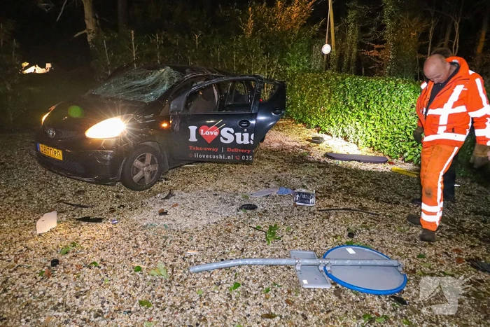 Sushi bezorger belandt in voortuin van woning