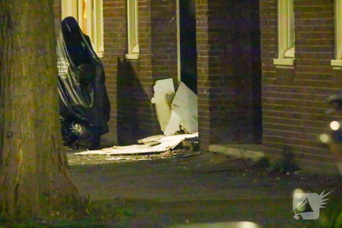 Flinke schade door explosie bij voordeur