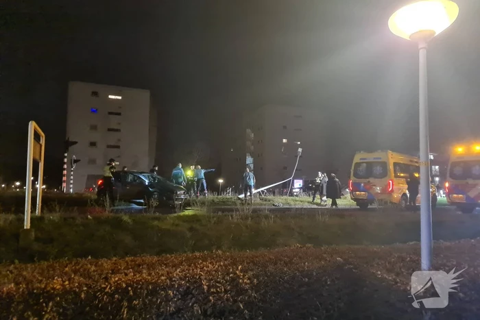 Schade na aanrijding met lantaarnpaal, lachgas tank aangetroffen in auto